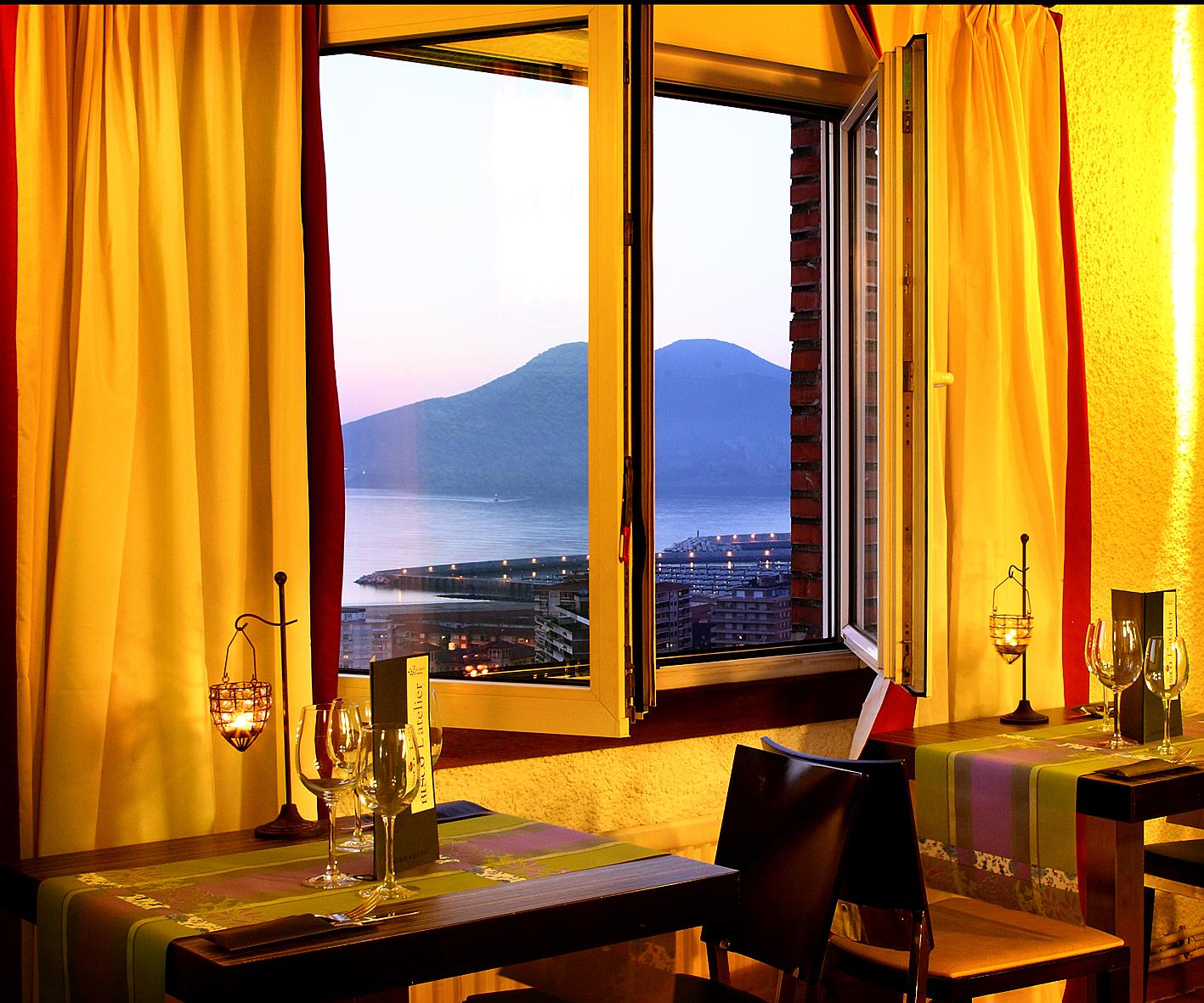Hotel Restaurante Risco Ларедо Экстерьер фото