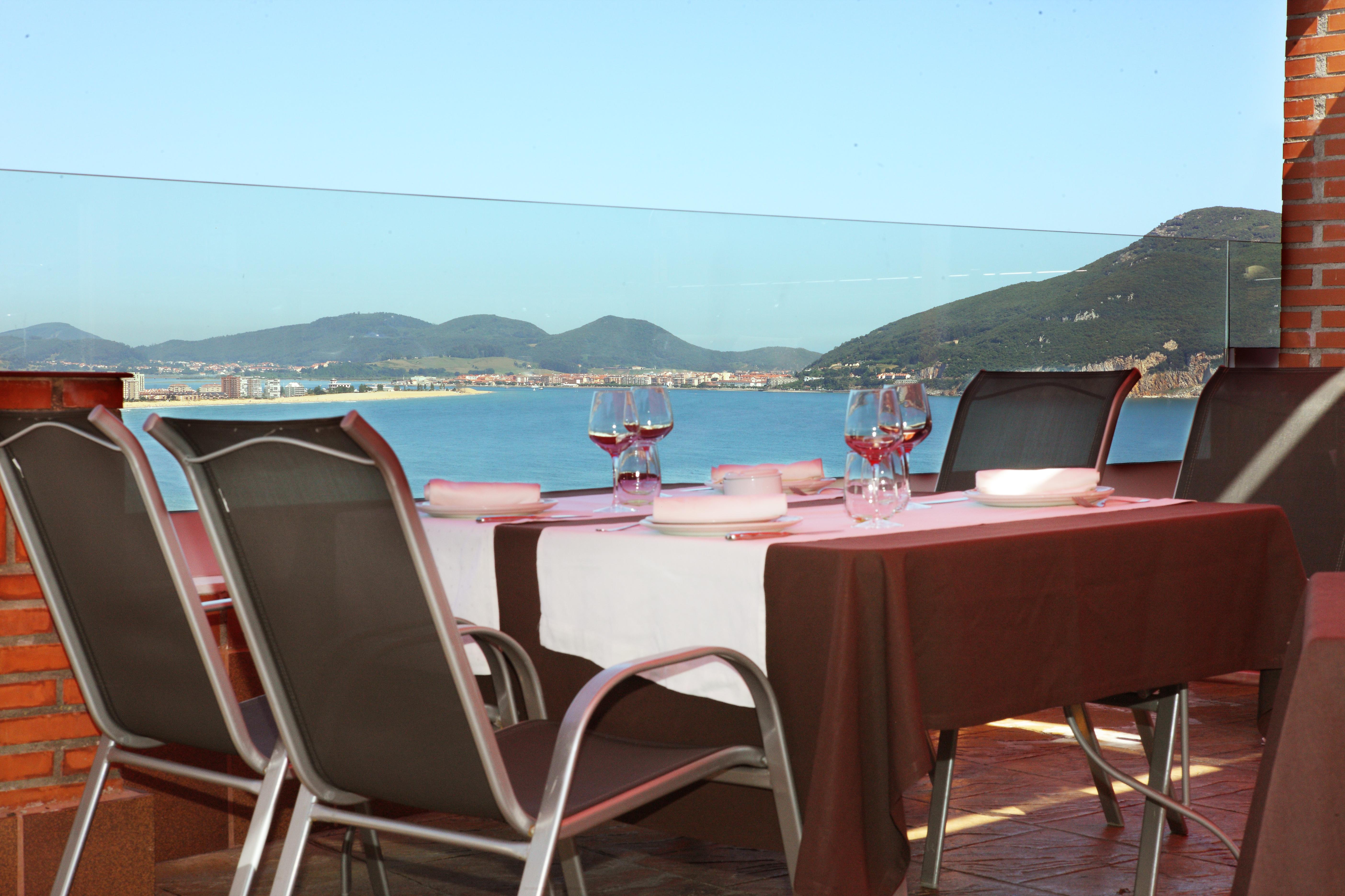 Hotel Restaurante Risco Ларедо Экстерьер фото