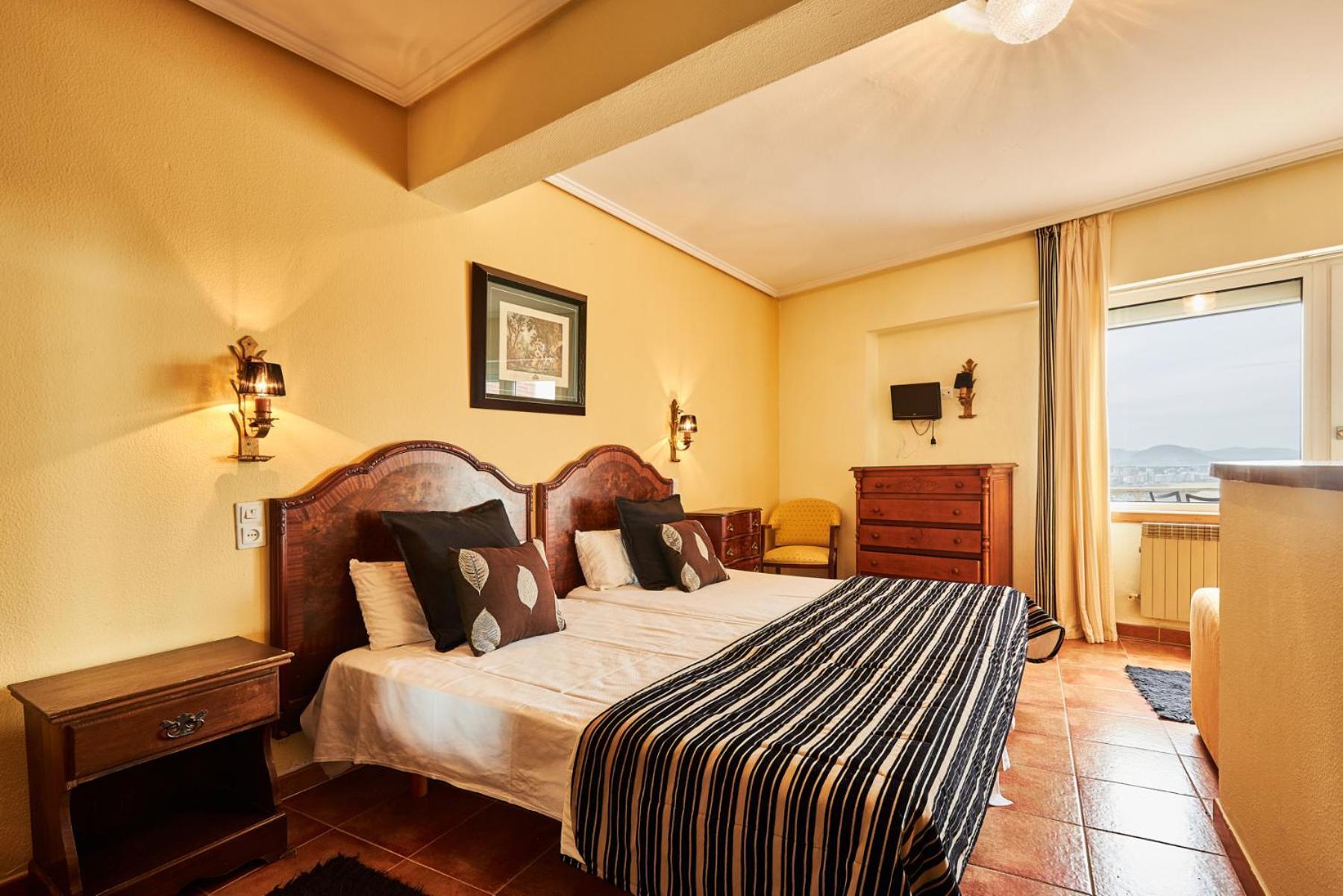 Hotel Restaurante Risco Ларедо Экстерьер фото